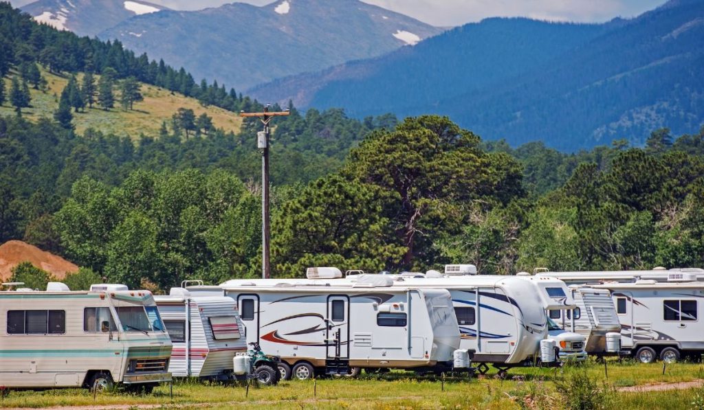 Dump Station, Air Machine, Ice Machine and Wash Bay are some of the amenities a good outdoor trailer storage facility shoule have